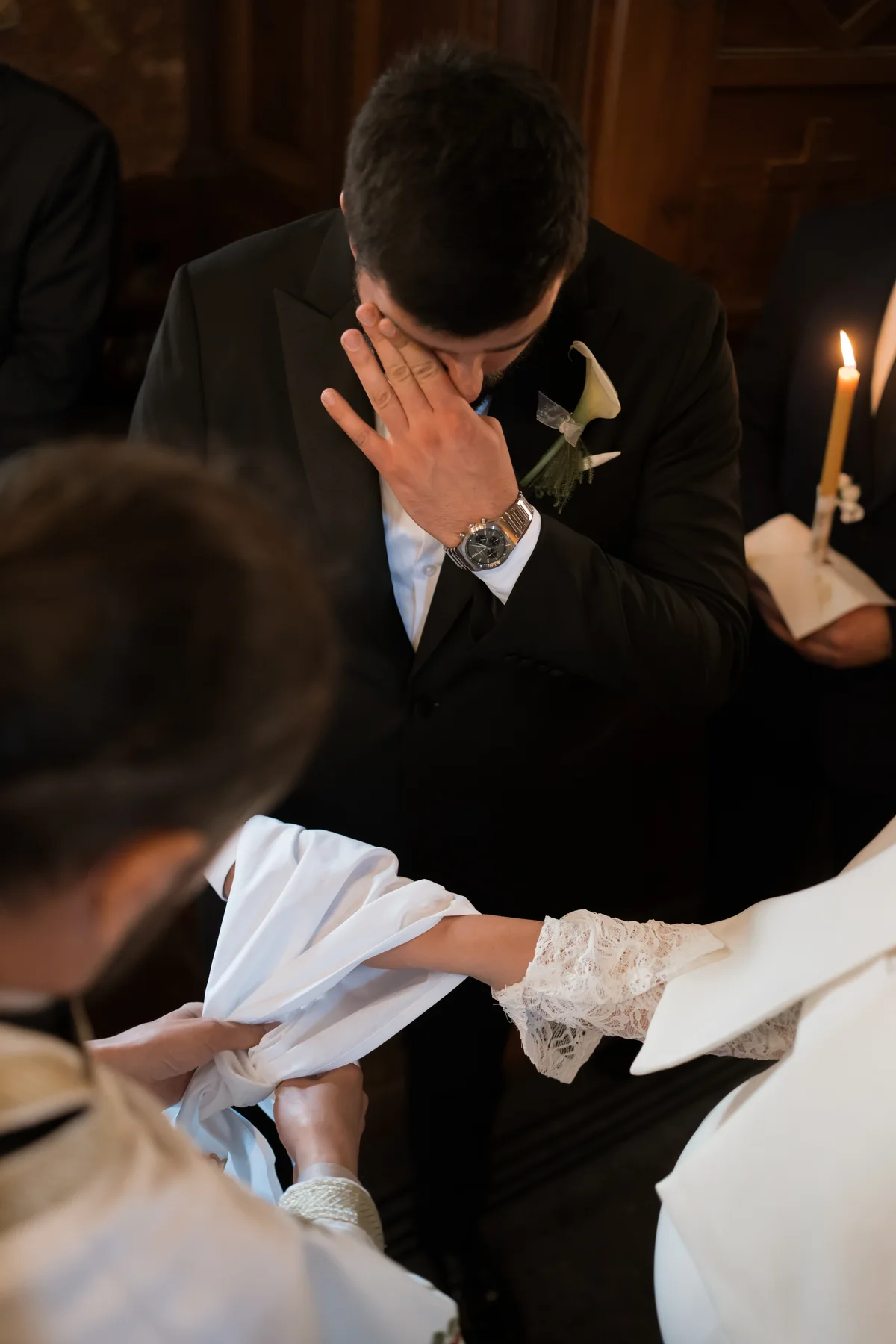 Mladoženja tokom ceremonije